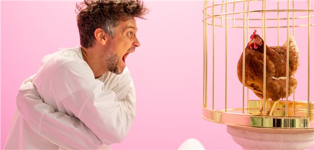 Wayne Carpendale spielte im TV-Spot „Präventiophobie“ der Felix Burda Stiftung zum Darmkrebsmonat März 2020 einen irren Phobiker, der vor Hühnern, Blumen und Trockenheit Angst hat. Allerdings versteht die Message möglicherweise nicht jeder. Manchmal bedarf es auch anderer Ansprachen, wie prämierte Projekte zur Krebsprävention in Europa zeigen.