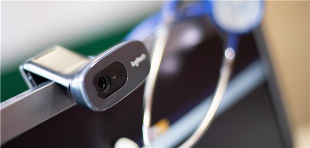 Bewertungsausschuss verlängert Corona-Regeln – aber nur teilweise Webcam auf einem Monitor: Die Corona-Regeln für die Videosprechstunde sind noch einmal um ein Quartal verlängert worden.