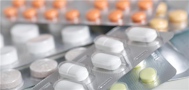 Verschiedene Pillen in Blisterverpackungen.