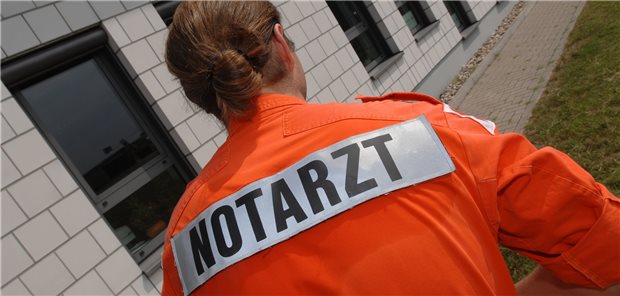 Weder rechtliche Vorgaben bei der Einhaltung der Rettungskette noch eine Honorarvereinbarung über eine selbstständige Tätigkeit zwischen Rettungsdienstträger und dem Notarzt begründen aus der Nebentätigkeit eine selbstständige Tätigkeit, betont das Bundessozialgericht in einem Urteil.