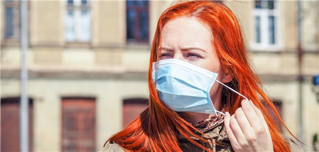 Montgomery plädiert für freiwilliges Masketragen nach der Corona-Pandemie Weg mit der Maske nach Corona? In einigen Situation kann ein Schutz weiterhin wichtig oder zumindest höflich Anderen gegenüber sein. (Symbolbild mit Fotomodell)