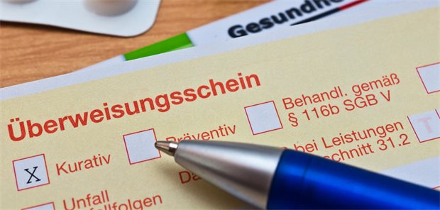 Eine Papier-Überweisung mit Stift