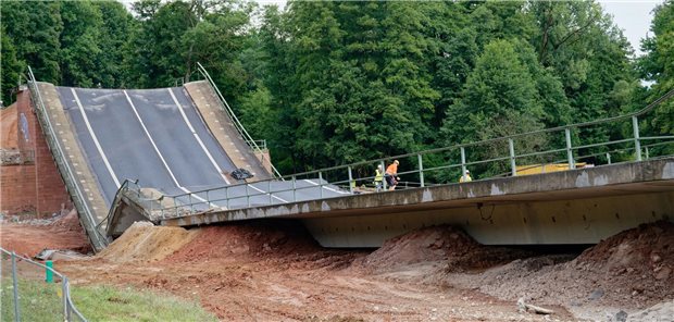 Wegen Baufälligkeit gesprengte Talbrücke an der Bundesstraße 45 in Bad König im Odenwald (Archivbild): Investitionen in Unternehmen, die von der Modernisierung der Infrastruktur profitieren werden, könnten 2026 gute Renditen abwerfen.