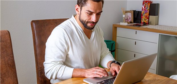 Weniger gestresst im Homeoffice Wegen COVID-19 zogen Millionen Beschäftigte ins Homeoffice um. Laut einer Studie der DAK haben viele das Arbeiten von zu Hause aus zu schätzen gelernt. (Symbolbild mit Fotomodell)