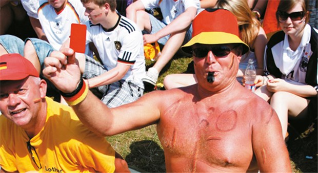 Spannendes Fußball-Spiel - großer Stress: Was ist Herzkranken zu raten? Wegen Hitze und großem Stress beim Fußballspiel am Wochenende sollten Risikopatienten vorbereitet sein.