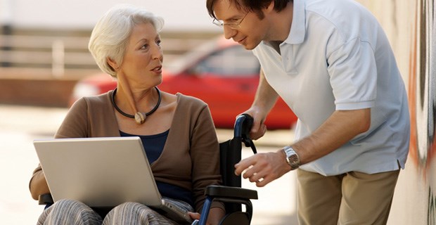 Wegen MS im Rollstuhl? Fingolimod soll die Progression der Behinderung stoppen.