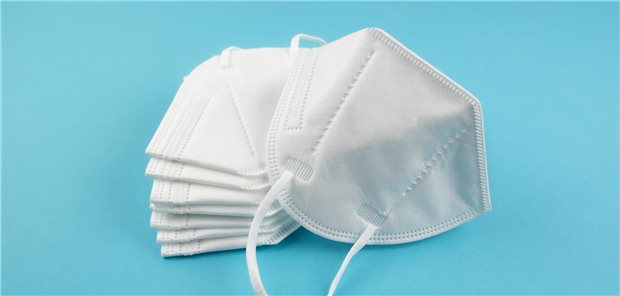 Vorwurf gegen drei Personen: Verkauf von mangelhaften Masken im Wert von 20 Millionen Euro Stapel aus Schutzmasken