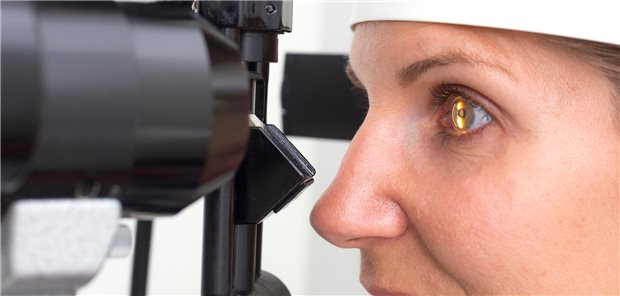 Augenuntersuchung an der Spaltlampe.