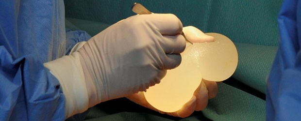 Schönheits-OP mit Folgen - muss die Kasse zahlen? Wegen beschädigter Implantate, müssen viele Frauen erneut unters Messer. Diese Folgebehandlung soll die Kasse komplett bezahlen, meinen die Linken.