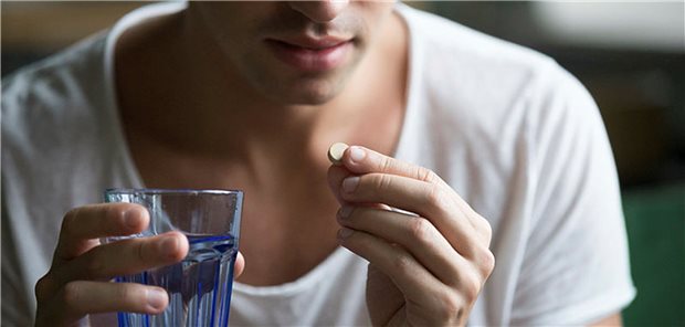 Ärzte sollen Paracetamol nur noch restriktiv verordnen! Wegen der Corona-Epidemie soll eine Abgabe von Paracetamol nur in akuten Bedarfsmengen „und nur nach Prüfung geeigneter therapeutischer Alternativen“ erfolgen. (Symbolbild mit Fotomodell)