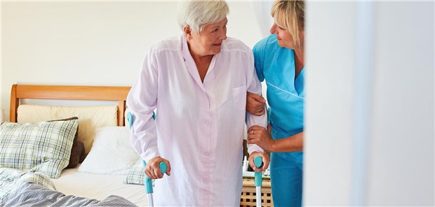 133.000 offene Stellen in Sozial- und Gesundheitsberufen Pflegerin mit älterer Dame