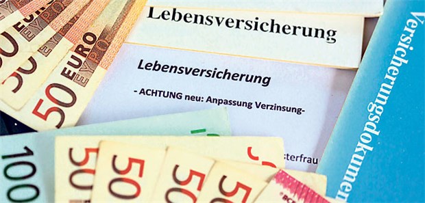 Das erwartet die Kunden 2015 Wegen der niedrigen Zinsen bekommen Versicherungskunden immer weniger für ihr angespartes Geld.
