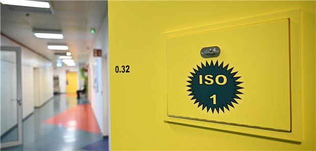 Maßregelvollzug – mehr Klinik als Knast Weggesperrt: Tür zum Isolationsraum in einer geschlossenen Abteilung im Zentrum für Psychiatrie: Zu Beginn werden die Patienten noch engmaschig kontrolliert. In kleinen, vorsichtigen Schritten wird der Vollzug dann gelockert.