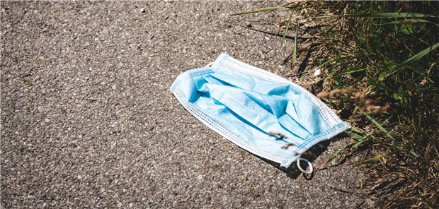 Letzte Corona-Maßnahmen fallen an Ostern weg Weggeworfene medizinische Schutzmaske: Am kommenden Osterwochenende laufen die letzten verbliebenen Corona-Maßnahmen laut Infektionsschutzgesetz aus.