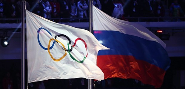 Anti-Doping-Agenturen wollen Russland von Olympia 2018 ausschließen Weht die Flagge Russlands nicht bei den Olympischen Spielen in Südkorea, wie sie es hier bei der Abschlussfeier in Sotschi noch tat?