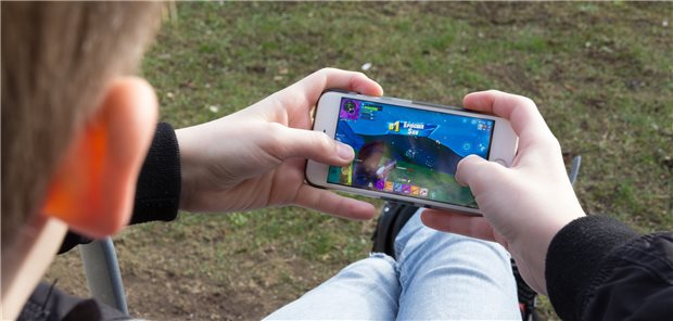Jugendliche surfen 63,7 Stunden pro Woche im Netz Weibliche Jugendliche nutzen zu 94 Prozent das Smartphone, um ins Internet zu gehen. Ihre männlichen Altersgenossen greifen häufiger auch zu Tablet oder Desktop-PC.