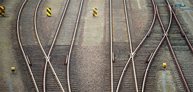 Müssen Ärzte bald in die Rentenversicherung? Weichenstellung: Das Bundessozialgericht sieht für berufsfremd tätige Juristen keine Möglichkeit der Befreiung von der Rentenversicherungspflicht, jedenfalls für Berufseinsteiger. Noch nicht geklärt ist, ob dies auch für angestellte Ärzte in berufsfremder Tätigkeit gilt.