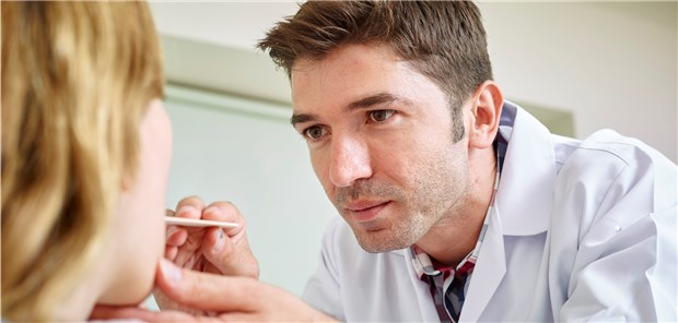 Weicht die Uvula zu einer Seite ab? Sind die Halsschmerzen nur einseitig? Solche Symptome könnte darauf hindeuten, dass Tonsillitis-Patienten einen Peritonsillarabszess entwickelt haben.