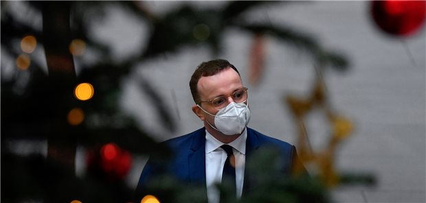 Corona-Impfstoff: Zulassung wohl noch vor Heiligabend Weihnachtswunsch Impfstoff-Zulassung: Jens Spahn am Dienstag in der Berlin auf dem Weg zur Pressekonferenz.
