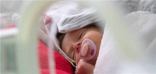 Kardiologen: Versorgung von Kindern mit angeborenem Herzfehler in Gefahr Weil Intensivpflegekräfte fehlen, verschieben sich immer häufiger Eingriffe bei Kindern mit angeborenen Herzfehlern nach hinten. Kinderkardiologen schlagen deshalb Alarm.