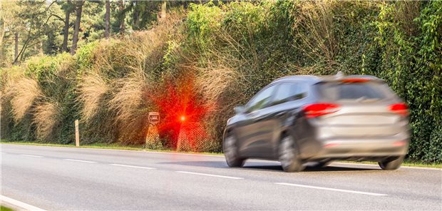 Tempoverstoß bei privater Notfallfahrt nicht immer straffrei Weil ein Krankenwagen in der Corona-Pandemie aufwändig hätte desinfiziert werden müssen, hat ein Arzt seine Frau selbst ins Krankenhaus gefahren – zu schnell. (Symbolbild)