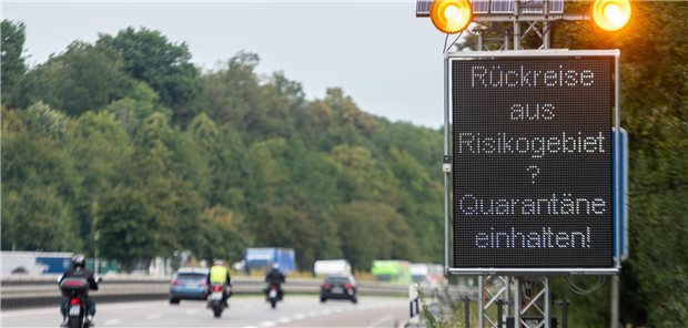 Weil eine Ärztin sich zu Beginn der Corona-Pandemie in einem Risikogebiet befand, durfte sie nach der Rückkehr nicht in der Klinik arbeiten. Diese forderte Ersatz des Verdienstausfalls - vergeblich.