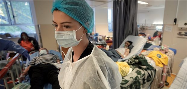 Lockdown für Ungeimpfte in Rumänien Weil es in den Intensivstationen Rumäniens kaum Platz mehr gibt – hier zu sehen der Corona-Isolationsraum im Universitäts-Notfallkrankenhaus in Bukarest – werden die Corona-Maßnahmen im Land verschärft.