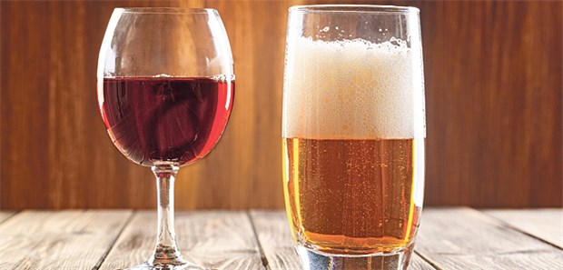 Weintrinker sind gesünder als Biertrinker Wein oder Bier – Was ist gesünder? Studiendaten sprechen eher für Wein. Aber vielleicht haben Weintrinker ja nur einen gesünderen Lebensstil.