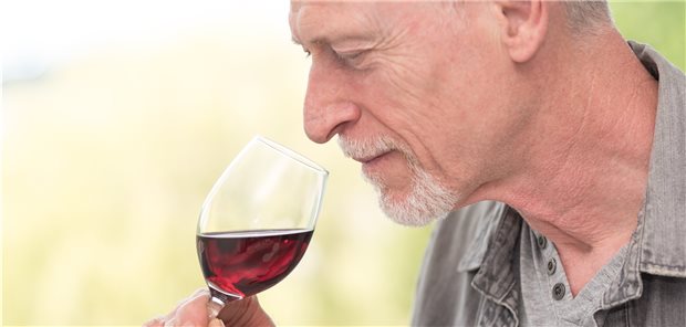 Schaler Rotwein? Vielleicht eine Coronainfektion Wein ohne Aromen? Das kann auch an Riech- und Schmeckstörungen durch COVID-19 liegen.