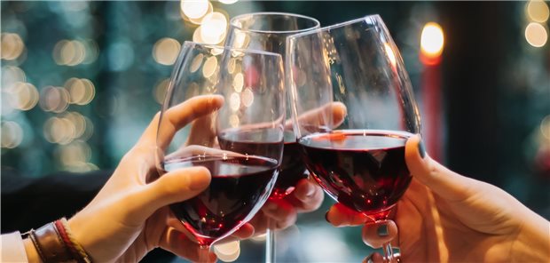 Wein zum Fest: Wenn sich nach einer feuchtfröhlichen Nacht Vorhofflimmern als Herzstolpern ausdrückt, ist das das „Holiday-Heart-Syndrom“. Die Frage, ob es so etwas auch für ventrikuläre Arrythmien gibt, war Thema einer Studie aus Australien.