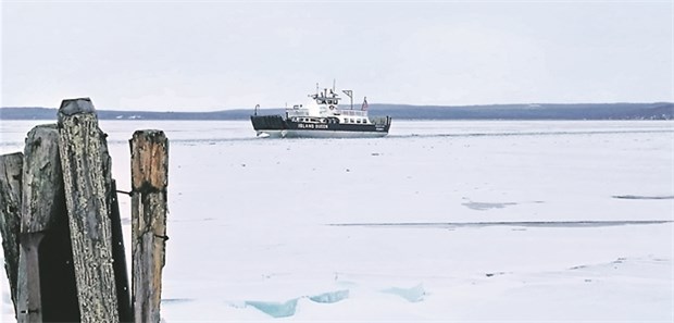 Versorgung in Eiseskälte Weiße Weite: Im Normalfall verbindet der Fährverkehr Bayfield auf dem Festland und die Gemeinde La Pointe auf Madeline Island. (Zur Galerie klicken)