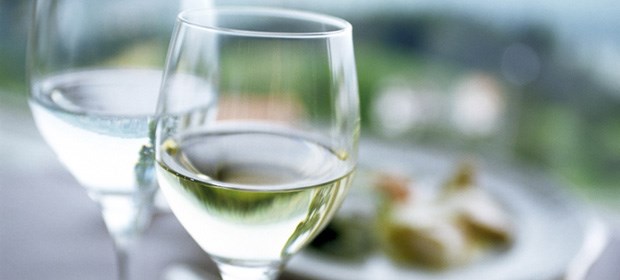 Herzinfarkt: Zwei Drinks - geringere Sterberate Weißwein: Zwei Gläschen am Tag können sich nach einem Herzinfarkt günstig auswirken.