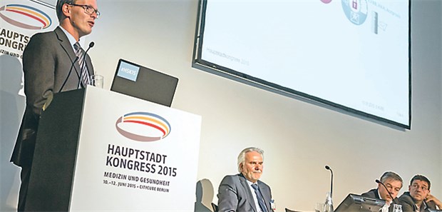 'Ärzte sollten sich mit der neuen Welt arrangieren' Weist auf Fördermöglichkeiten für E-Health-Investitionen hin: Holger Rostek (links) von der KV Brandenburg.