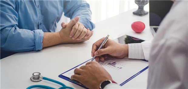 Weist ein Patient oder eine Patientin mit idiopathischer inflammatorischer Myopathie zwei oder mehr, der in der Leitlinie als Hochrisikofaktoren kategorisierten, Symptome auf, wird zum Krebs-Screening geraten.