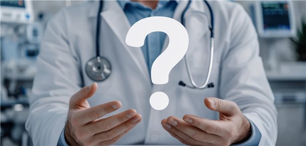 Fragezeichen vor einem Arzt