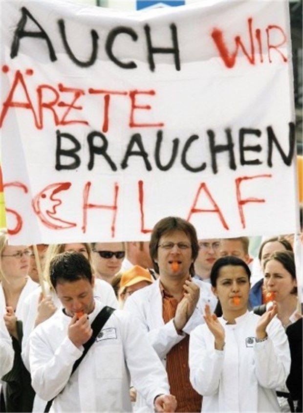Bereitschaftsdienst ist Arbeitszeit - je nach Belastung aber mit Gewichtung Weiter ein Reiztherma: Ärzteprotest gegen Marathondienste in den Krankenhäusern.
