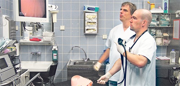 Dr. Nikos Stergiou im Video Weiterbildung nach Dr. Nikos Stergiou: Oberarzt Andreas Grein (li.) trainiert am Dummy mit Weiterbildungsassistent Dr. Christian Keller die Gastroskopie.