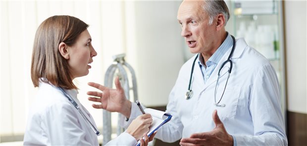 Weiterbildung wird in Zukunft wohl noch mehr ambulant stattfinden. Der Marburger Bund fordert dafür Lösungen vom Bund. (Symbolbild mit Fotomodellen)