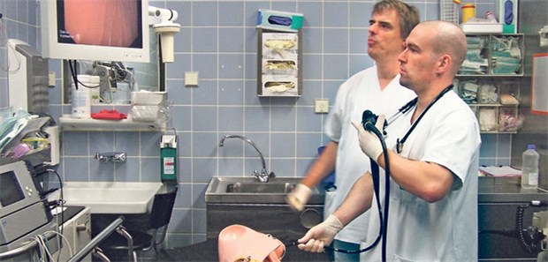 Vorzeige-Modell für junge Ärzte Weiterbildungsassistent Dr. Christian Keller (rechts) und Oberarzt Andreas Grein im Gastroskopie-Übungsraum. Mithilfe von Dummies sollen sich die jungen Mediziner ein kleines Stück Routine erarbeiten.