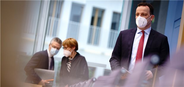Corona-Impfen in Praxen steht und fällt mit Liefermengen Weiterhin angespannte Lage: Gesundheitsminister Jens Spahn (r.), RKI-Chef Professor Lothar Wieler und Anke Richter-Scheer vom Hausärzteverband Westfalen berichten am Freitag zur aktuellen Corona-Lage.
