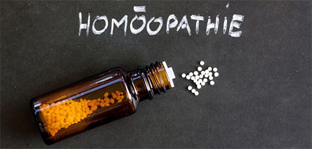 Weiterhin gibt es die Zusatzbezeichnung Homöopathie: Kritiker werfen den Ärzten nach dem Ärztetags-Beschluss vor, pseudowissenschaftliche Lehren zu unterstützen.