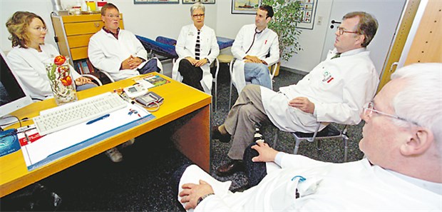 Welche Infobedürfnisse haben zuweisende Hausärzte? Rheumatologen können im gemeinsamen Gespräch aktiv bei den Kollegen nachfragen.