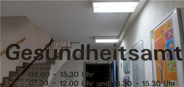 Was ist besser: Zentrale oder kleinteilige ÖGD-Struktur? Gesundheitsamt: Welche Lernerfahrungen bietet die Corona-Pandemie für die künftige Organisation des Öffentlichen Gesundheitsdienstes?