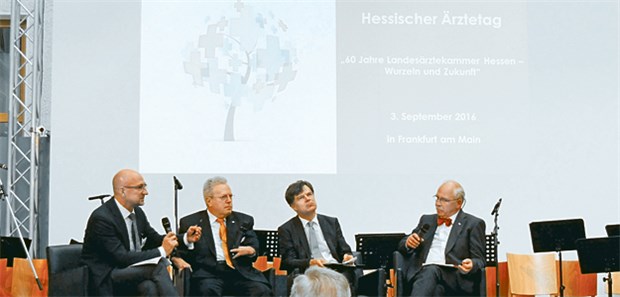 Welche Rolle spielt die Ärztekammer heute? Auf dem Podium (von links): Moderator Wolfgang van den Bergh, Dr. Alexander Markovic, Medizinethiker Professor Giovanni Maio und Kammerpräsident Dr. Gottfried von Knoblauch zu Hatzbach.