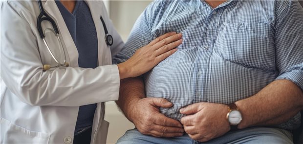 Eine Ärztin untersucht einen beleibten Mann. 