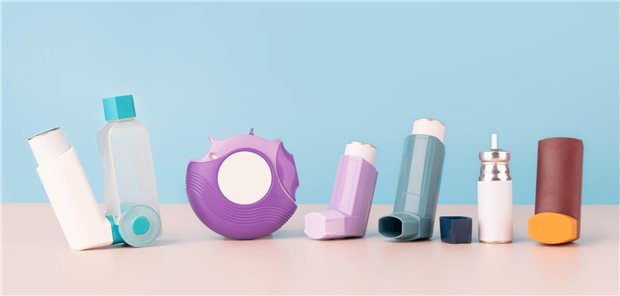 Verschiedene Inhalatoren sind nebeneinander aufgereiht.