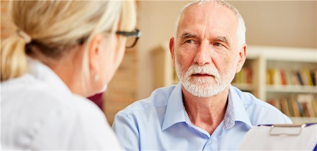 Ärztin im Gespräch mit einem Patienten