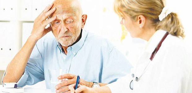 Welches Medikament ist am besten geeignet? Bei alten Menschen sind bei der Arzneiwahl einige Besonderheiten zu beachten.