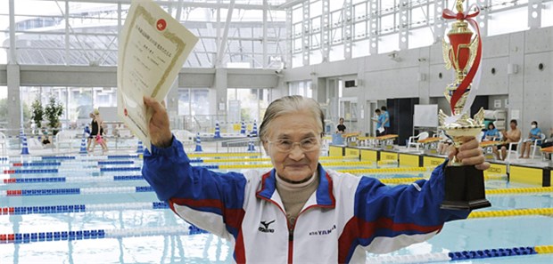 100-Jährige erschwimmt Weltrekord Weltrekord im Schwimmen mit 100 Jahren: Mieko Nagaoka aus Japan hat's geschafft.