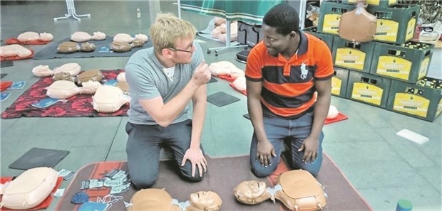 90 Studierende reanimieren gleichzeitig Weltrekordversuch im Reanimieren: Zwei Studenten machen vor, wie es geht.